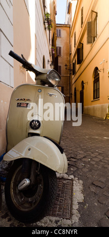 Scooter Vespa Piaggio stationné dans la rue retour Rome Italie Banque D'Images