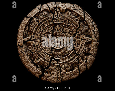 12.2005 et tablette de pierre calendrier maya en ruine sur fond noir découpe. Banque D'Images