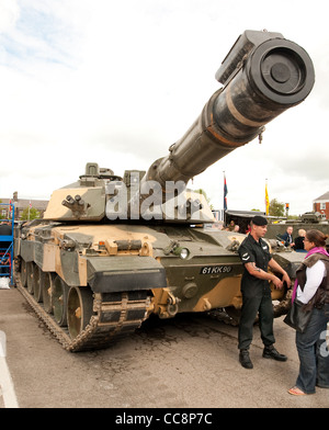 Une armée britannique Challenger II char de combat principal sur l'écran lors d'une journée portes ouvertes à la caserne Fulwood, Preston, Lancashire Banque D'Images