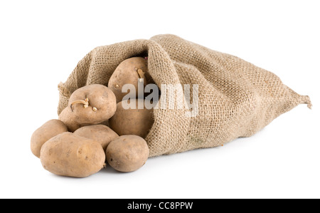 Les pommes de terre crues dans un sac en toile de jute isolé sur fond blanc Banque D'Images