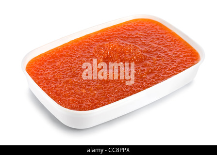 Caviar rouge dans un récipient en plastique isolé sur un fond blanc (chemin) Banque D'Images