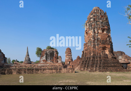 Un Prang penchée à Wat Phra Mahathat, Ayutthaya, Thaïlande Banque D'Images