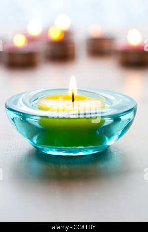 Close-up de bougies jaunes en verre bleu porteurs Banque D'Images