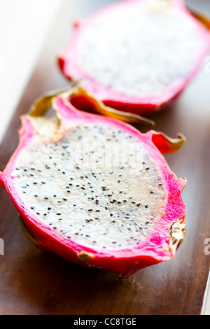 Frais, délicieux pitahayas, fruit du dragon. Studio shot. Banque D'Images