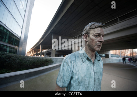 Le Westway fliyover dans l'ouest de Londres avec une sculpture d'un homme marchant dans l'avant-plan sculpteur britannique Sean Henry Walking Man Banque D'Images