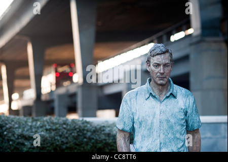 Le Westway fliyover dans l'ouest de Londres avec une sculpture d'un homme marchant dans l'avant-plan sculpteur britannique Sean Henry Walking Man Banque D'Images