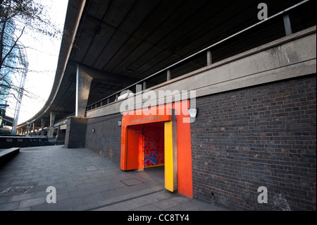 Tunnel pour piétons sous le Westway dans Porteus Rd Londres près de Maida Vale Banque D'Images