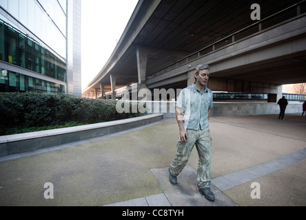 Le Westway fliyover dans l'ouest de Londres avec une sculpture d'un homme marchant dans l'avant-plan sculpteur britannique Sean Henry Walking Man Banque D'Images