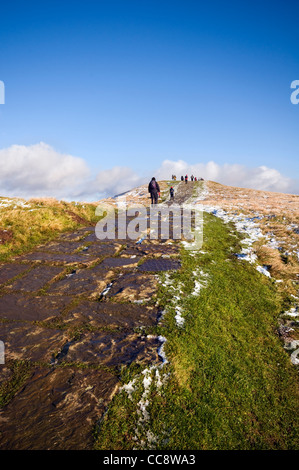 Les randonneurs d'hiver balade en haut de Mam Tor dans le parc national de Peak District, Derbyshire, Angleterre, RU Banque D'Images