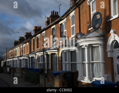 Plat des antennes paraboliques sur le logement en terrasses ligne Ipswich Banque D'Images