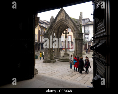 Vue sur le Padrão do Salado de l'intérieur de l'église de Nossa Senhora da Oliveira dans Guimaraes, Portugal Banque D'Images