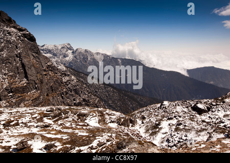 L'Inde, de l'Arunachal Pradesh, enneigés des montagnes entourant la route en passant par le SELA Pass Banque D'Images