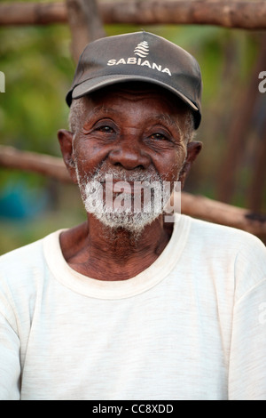 Un portrait d'un vieux barbu blanc homme 50-65 ans malgache africaine dans Nosy Be, Madirokely, Nossi-bé, à Madagascar, en Afrique Banque D'Images