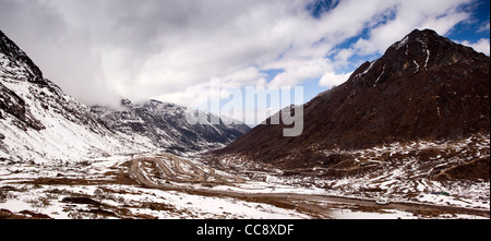 L'Inde, de l'Arunachal Pradesh, lacets en forte pente jusqu'à la route de montagne à Sela Pass, vue panoramique Banque D'Images