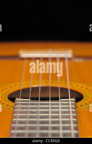 Détail de la guitare classique (Espagnol), sur fond noir. Banque D'Images