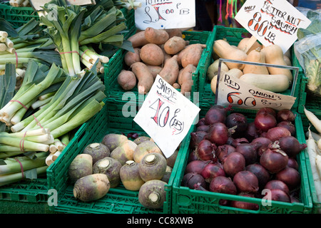 Légumes frais en vente a market stall Banque D'Images