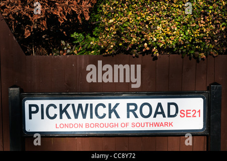 Plaque de rue pour Pickwick Road à Dulwich Village, London Borough of Southwark, SE21 Banque D'Images