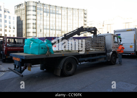 La livraison de matériaux de construction d'un chantier de construction dans la ville de London England uk united kingdom Banque D'Images