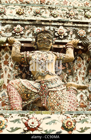 Soldat chinois ancien figure sur Prang (tour de style khmer), Arun Temple (Wat Arun Ratchawararam) Banque D'Images