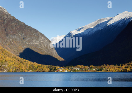 Il s'agit d'Hjelle, petite ville de l'ouest de la Norvège. Situé dans la région de Norway. Banque D'Images