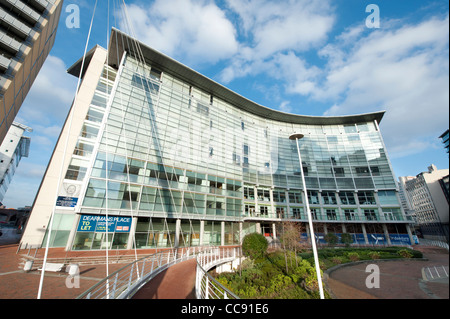 Une prise grand angle de The Lowry Hotel près du Manchester Ship Canal à Salford pris sur une journée ensoleillée. Banque D'Images