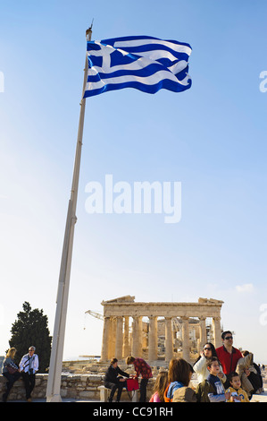 Drapeau de la Grèce devant le Parthénon temple sur l'acropole d'Athènes, Athènes, Grèce, Europe Banque D'Images