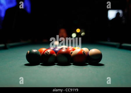 Boules de billard organisé pour briser au début du jeu dans Mike's Place pub à Herbert Samuel Street Tel Aviv ISRAËL Banque D'Images