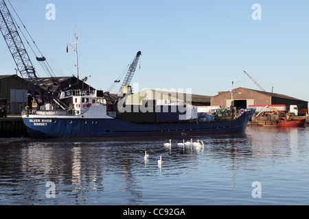 L'IOM inscrit Silver River coaster laissant Glasson Dock North West England UK Banque D'Images