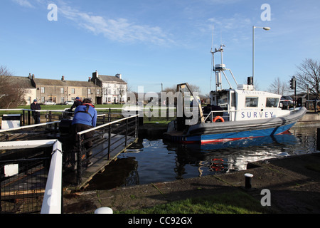 Éclusiers vannes ouvertes pour l'enquête maritime Aquatec, navire Glasson Dock North West England UK Banque D'Images