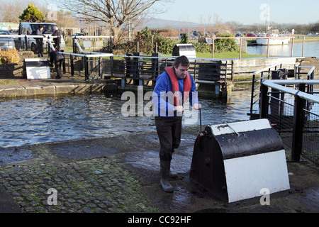 Lock Keeper winds ouvrir des portes de l'écluse à Glasson Dock North West England UK Banque D'Images