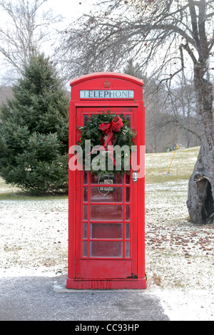 L'ancienne cabine téléphonique britannique décorée avec une couronne de Noël, dans la petite ville de Rowe, Massachusetts, USA Banque D'Images