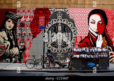 Une grande affiche de l'artiste Shepard Fairey sur West 31st Street à New York City Banque D'Images