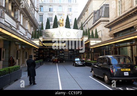 Entrée de l'hôtel Savoy sur le Strand London England uk united kingdom Banque D'Images