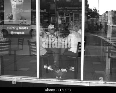 Les personnes âgées se rencontrent à McDonald's restaurant, Brooklyn, New York Banque D'Images