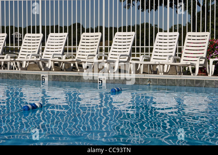 Chaises vides par piscine extérieure Banque D'Images