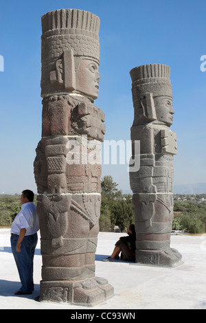 Les statues de guerriers Atlantes Quetzacoatl habillé en plumes et les dieux.Toula, Hidalgo. Le Mexique. Banque D'Images