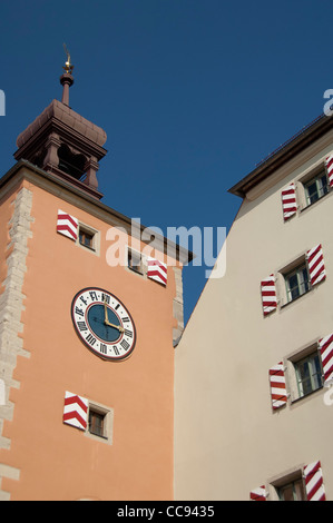 Allemagne, Bavière, Regensburg. maison sel historique & tour de l'horloge. Banque D'Images