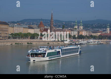 La Hongrie, Budapest. vue de l'ensemble des ravageurs le Danube à Buda, 'amadante' riverboat. Banque D'Images