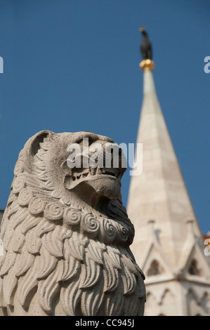 La Hongrie, la capitale de Budapest. buda, colline du château, statue de lion en face de tours du château de la bastion des pêcheurs. Banque D'Images