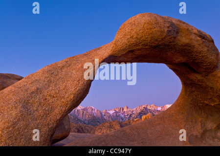 Mount Whitney par Mobius Arch, Alabama Hills, l'Est de la Sierra Nevada, en Californie. Banque D'Images