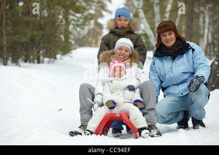 Heureux les enfants et leurs parents en luge park Banque D'Images