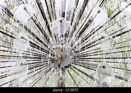 Fontaine en vue étroite avec de petits jets d'eau de pulvérisation tuyaux Banque D'Images