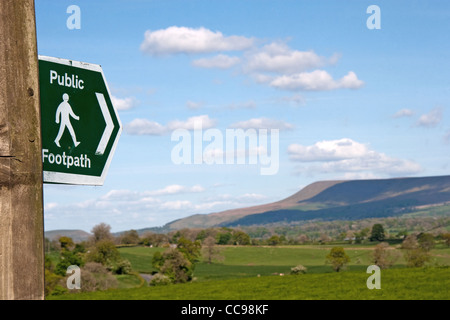 Sentier Public signe avec Pendle Hill en distance. Près de Stonyhurst, vallée de Ribble, forêt de Bowland, Lancashire, England, UK Banque D'Images