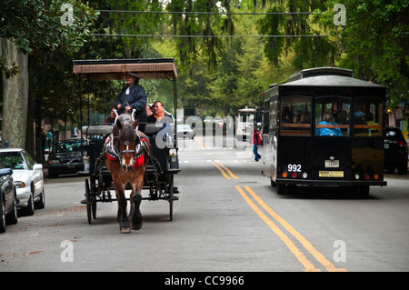 Les touristes étant indiqué dans le quartier historique de Savannah Georgia USA à partir d'une voiture à cheval Banque D'Images