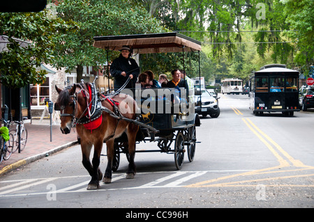 Les touristes étant indiqué dans le quartier historique de Savannah Georgia USA à partir d'une voiture à cheval Banque D'Images