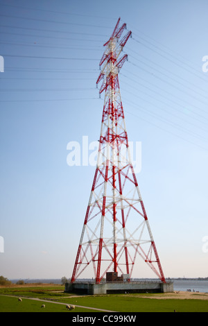 Cette électricité pylône situé dans Hetlingen, près de Hambourg, est le taux d'électricité pylône avec 227 m de hauteur. Banque D'Images