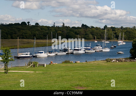 Bateaux amarrés sur la rivière Beaulieu à Buckler's Hard, un village du domaine Beaulieu dans le parc national New Forest du Hampshire en Grande-Bretagne. Banque D'Images