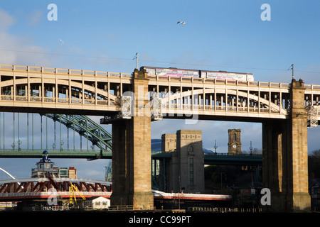 Le passage à niveau Train High Level Bridge Newcastle upon Tyne en Angleterre Banque D'Images