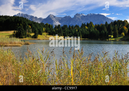 Lac avec plage de Karwendel, Wagenbruechsee, Gerold, Werdenfelser Land, Upper Bavaria, Bavaria, Germany Banque D'Images