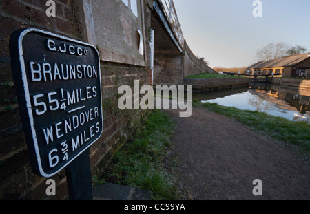 Mile marker montrant distance à Braunston et Wendover à Bulbourne Junction, sur le Grand Union Canal, Herts UK Banque D'Images